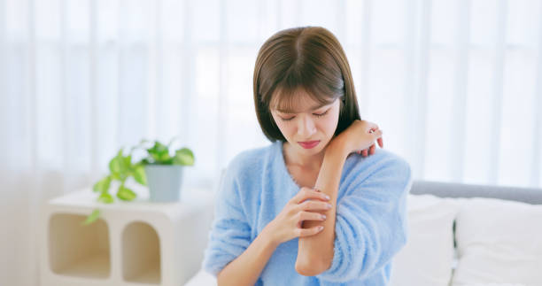 Smooth, shiny red patch of inverse psoriasis in a woman's skin fold under the arm. 